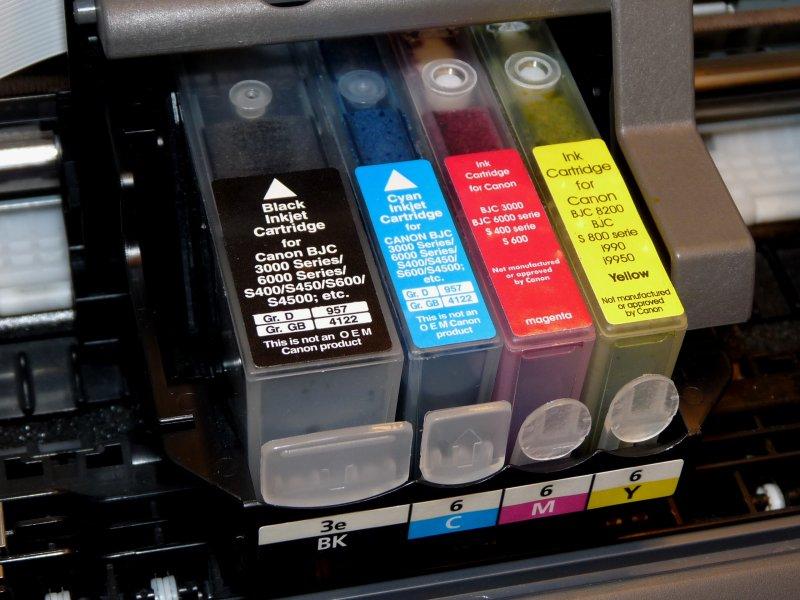 Druckerpatronen in einem Farbdrucker.