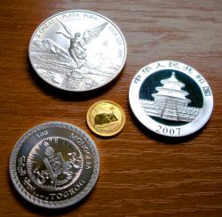 3 Silber- und eine kleine Goldmünze
