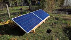 Photovoltaik Solarmodul im Garten.